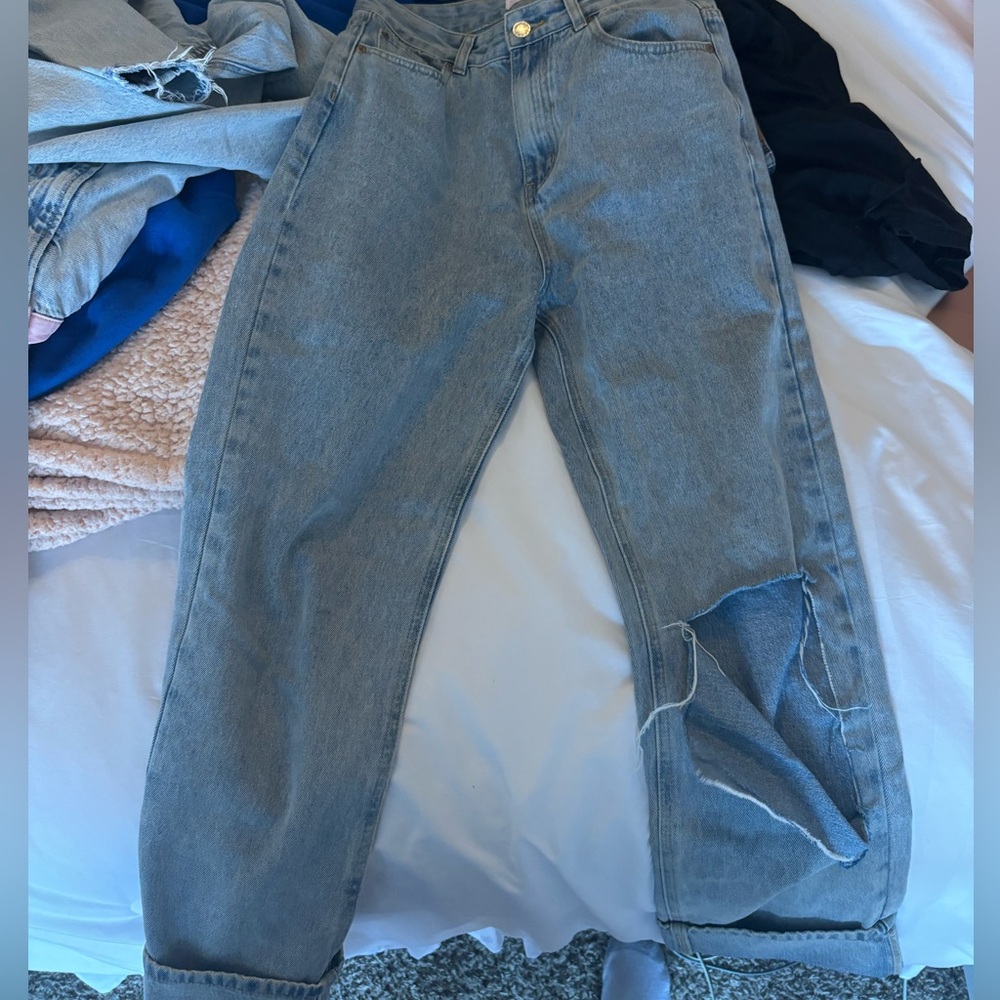 Jeans with knee hole